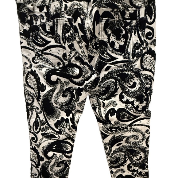 Alice + Olivia Black and black and white flocked ankle pants. Size 6/8 - Picture 6 of 6